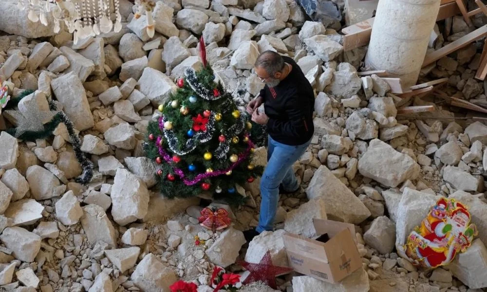 Χριστούγεννα σε συντρίμμια: Δέντρο στα ερείπια στολίζουν Λιβανέζοι